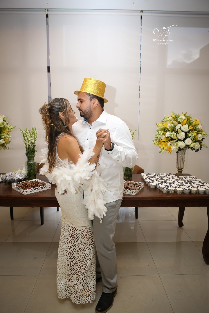fotografia de casamento, noivos, noiva, noivo, fotografia de noivos, vestido de noiva, sapato, perfume, cabelo, véu, brinco, cruxificio, pai, mãe, padrinhos, padre, igreja, cerimonia, festa, salão de beleza, maquiagem, buquê, avó, buffê, bolo, convidados,