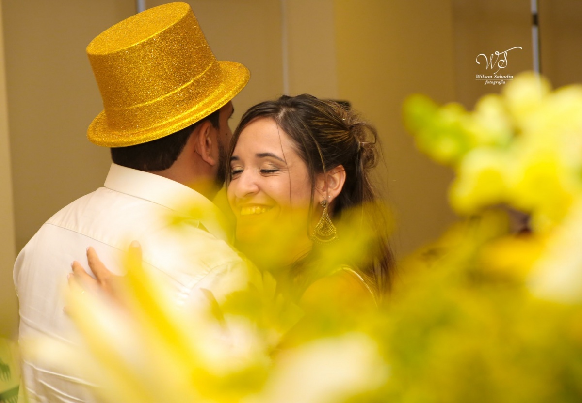 fotografia de casamento, noivos, noiva, noivo, fotografia de noivos, vestido de noiva, sapato, perfume, cabelo, véu, brinco, cruxificio, pai, mãe, padrinhos, padre, igreja, cerimonia, festa, salão de beleza, maquiagem, buquê, avó, buffê, bolo, convidados,