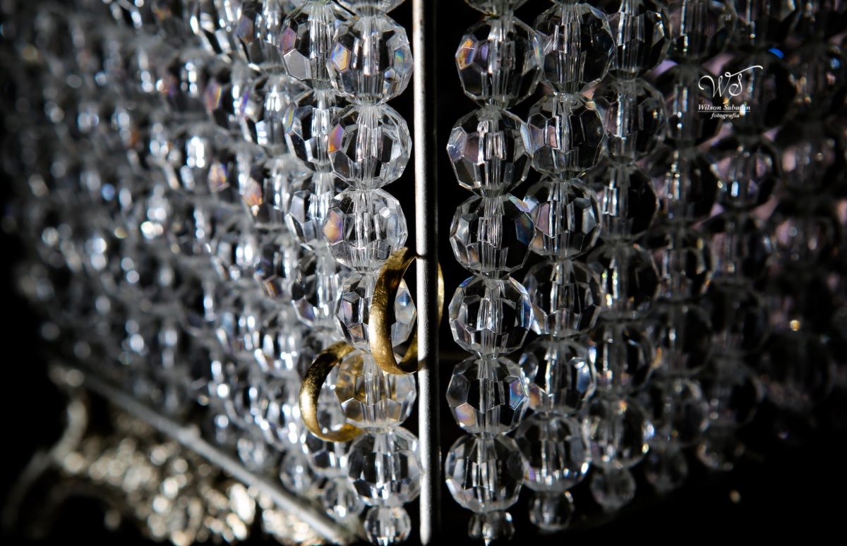 fotografia de casamento, noivos, noiva, noivo, fotografia de noivos, vestido de noiva, sapato, perfume, cabelo, véu, brinco, cruxificio, pai, mãe, padrinhos, padre, igreja, cerimonia, festa, salão de beleza, maquiagem, buquê, avó, buffê, bolo, convidados,