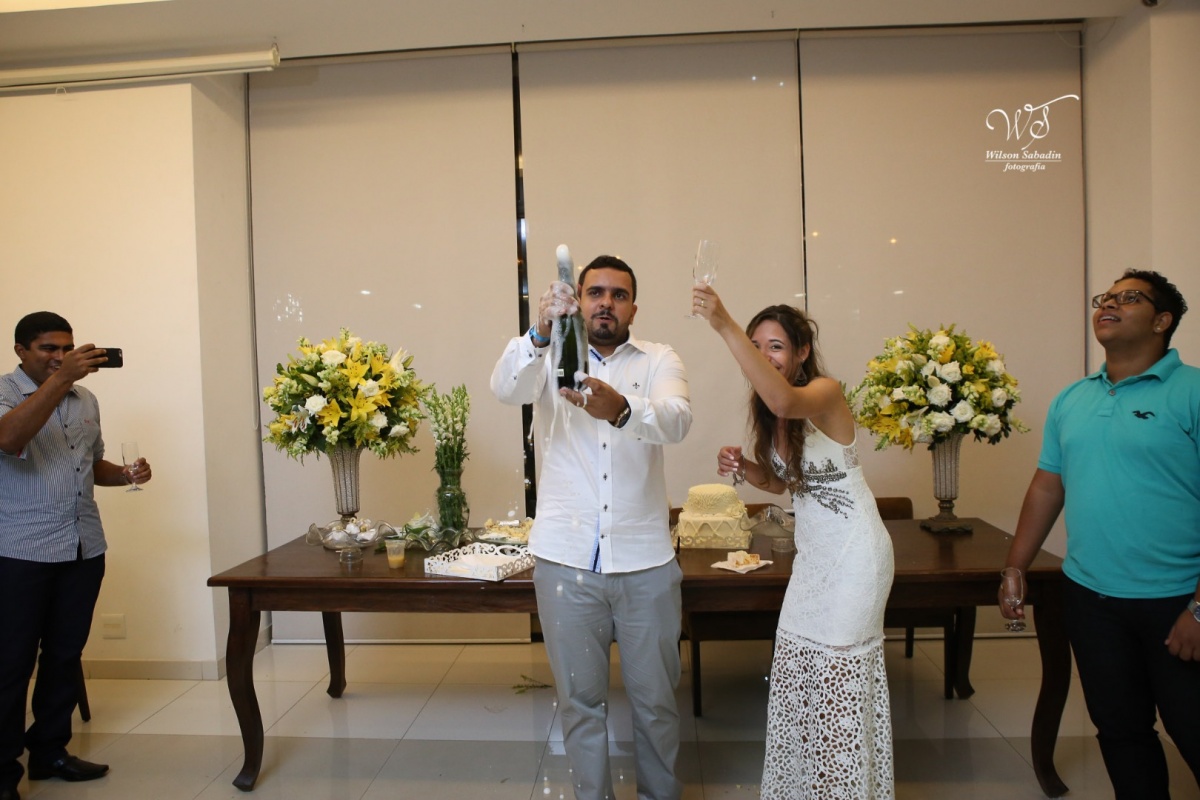 fotografia de casamento, noivos, noiva, noivo, fotografia de noivos, vestido de noiva, sapato, perfume, cabelo, véu, brinco, cruxificio, pai, mãe, padrinhos, padre, igreja, cerimonia, festa, salão de beleza, maquiagem, buquê, avó, buffê, bolo, convidados,