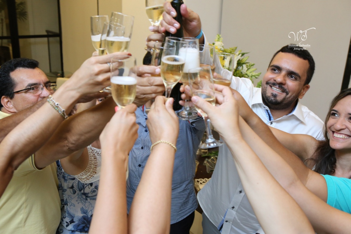 fotografia de casamento, noivos, noiva, noivo, fotografia de noivos, vestido de noiva, sapato, perfume, cabelo, véu, brinco, cruxificio, pai, mãe, padrinhos, padre, igreja, cerimonia, festa, salão de beleza, maquiagem, buquê, avó, buffê, bolo, convidados,