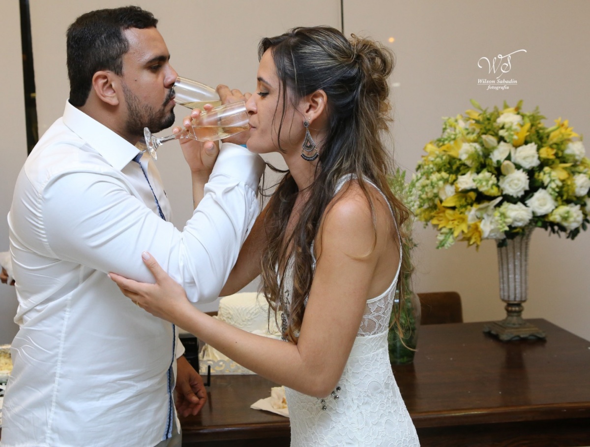fotografia de casamento, noivos, noiva, noivo, fotografia de noivos, vestido de noiva, sapato, perfume, cabelo, véu, brinco, cruxificio, pai, mãe, padrinhos, padre, igreja, cerimonia, festa, salão de beleza, maquiagem, buquê, avó, buffê, bolo, convidados,