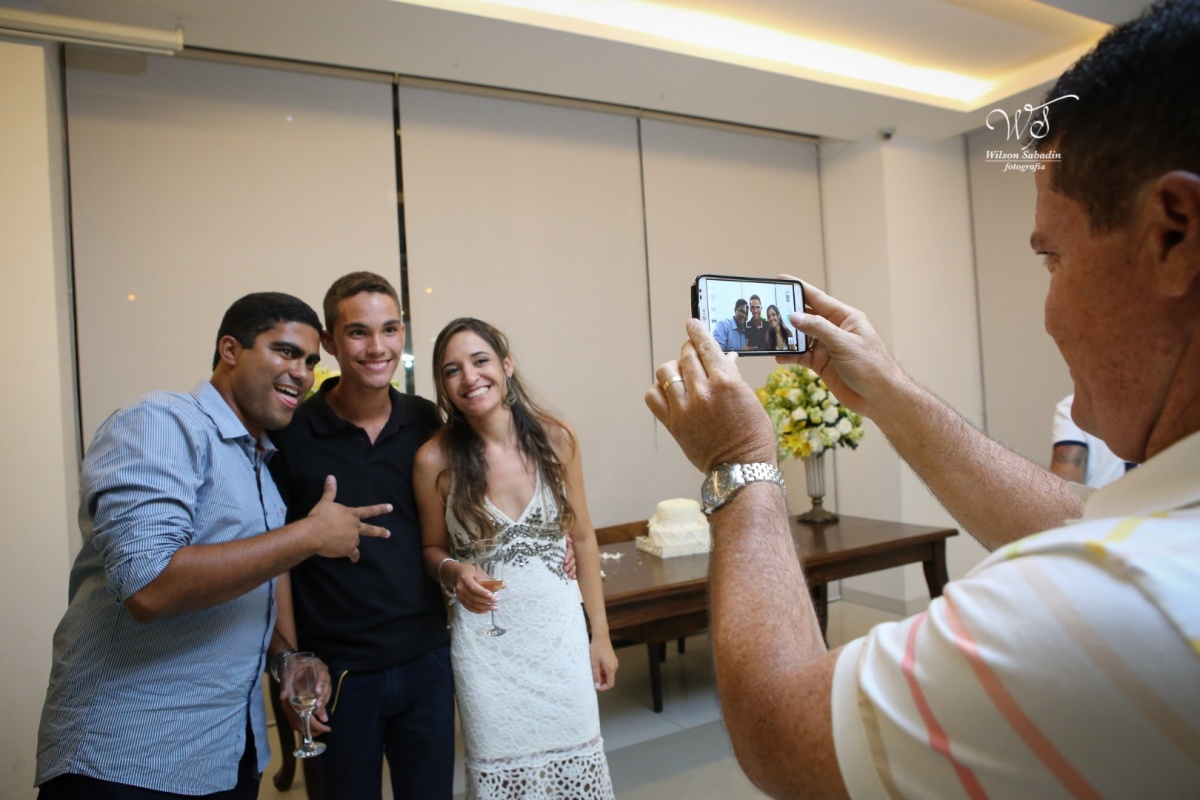 fotografia de casamento, noivos, noiva, noivo, fotografia de noivos, vestido de noiva, sapato, perfume, cabelo, véu, brinco, cruxificio, pai, mãe, padrinhos, padre, igreja, cerimonia, festa, salão de beleza, maquiagem, buquê, avó, buffê, bolo, convidados,