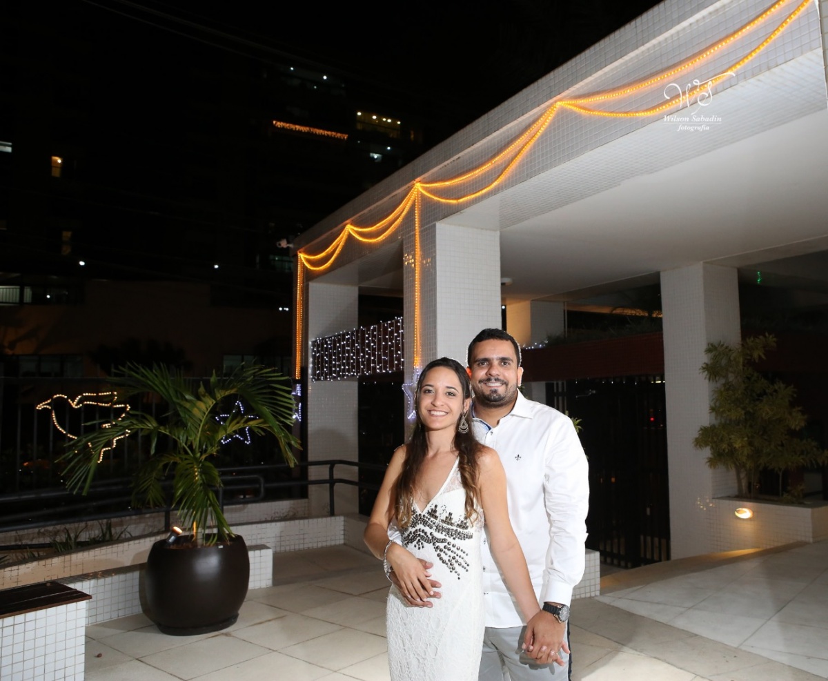 fotografia de casamento, noivos, noiva, noivo, fotografia de noivos, vestido de noiva, sapato, perfume, cabelo, véu, brinco, cruxificio, pai, mãe, padrinhos, padre, igreja, cerimonia, festa, salão de beleza, maquiagem, buquê, avó, buffê, bolo, convidados,