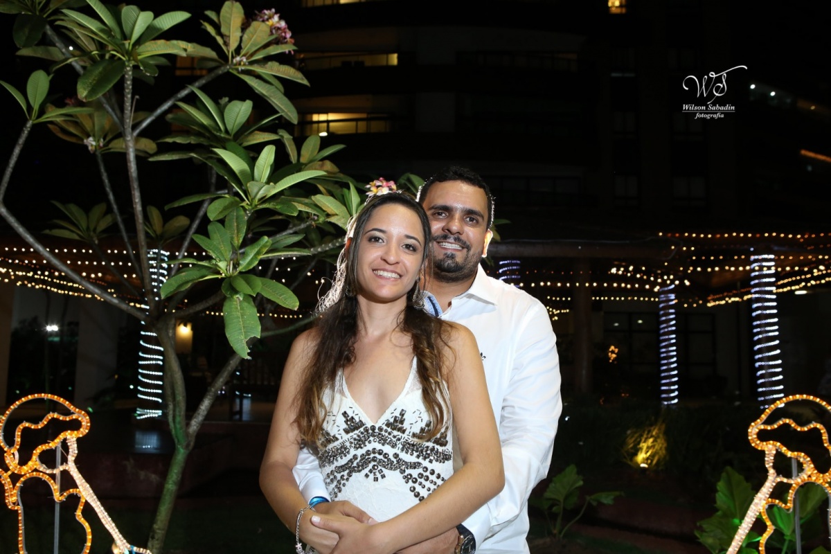 fotografia de casamento, noivos, noiva, noivo, fotografia de noivos, vestido de noiva, sapato, perfume, cabelo, véu, brinco, cruxificio, pai, mãe, padrinhos, padre, igreja, cerimonia, festa, salão de beleza, maquiagem, buquê, avó, buffê, bolo, convidados,