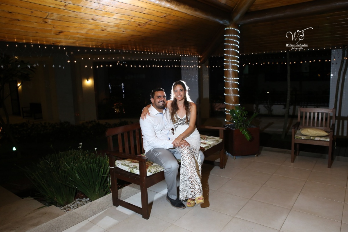 fotografia de casamento, noivos, noiva, noivo, fotografia de noivos, vestido de noiva, sapato, perfume, cabelo, véu, brinco, cruxificio, pai, mãe, padrinhos, padre, igreja, cerimonia, festa, salão de beleza, maquiagem, buquê, avó, buffê, bolo, convidados,