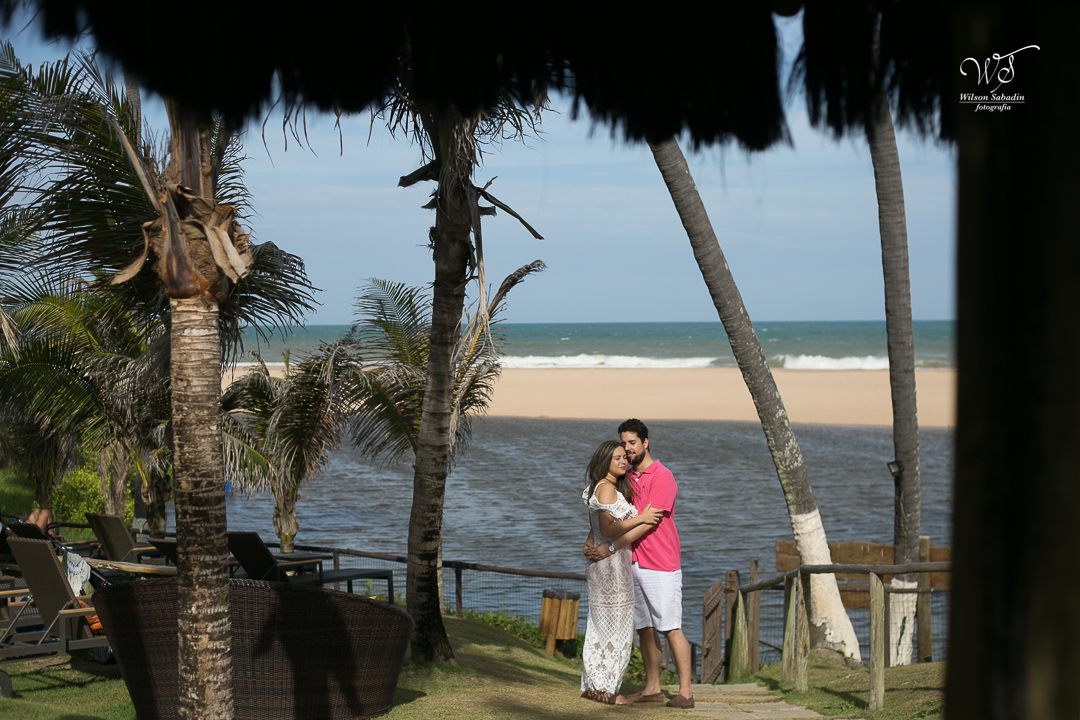 ensaio de casal na entrada da pousada 