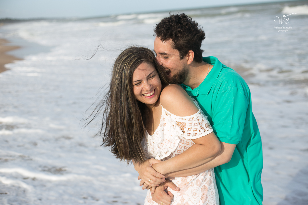 casal brincando na praia de imbassai bahia