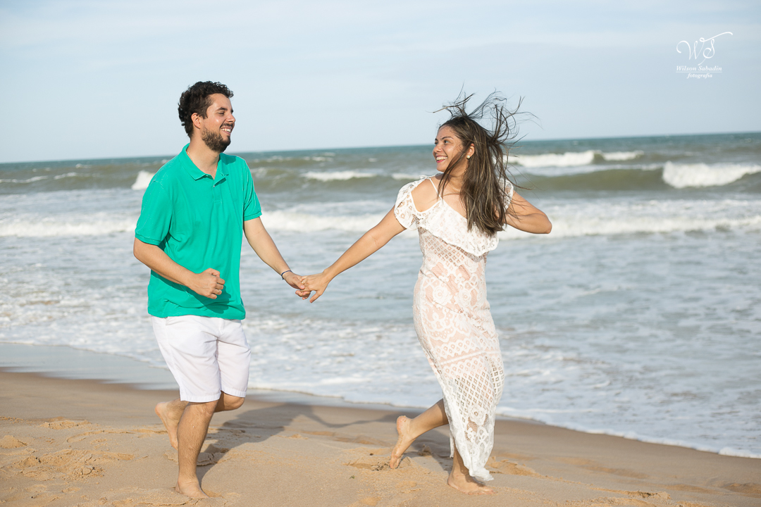 noivos correndo na praia de imbassai bahia