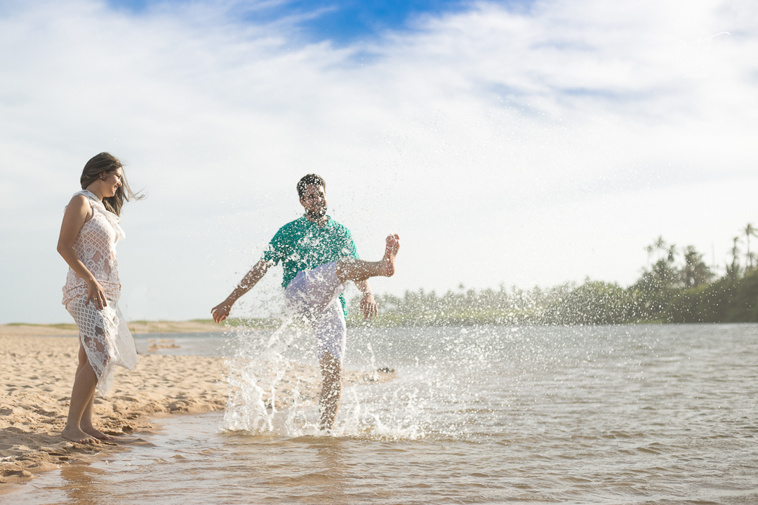 os noivos brincando no rio imbassai