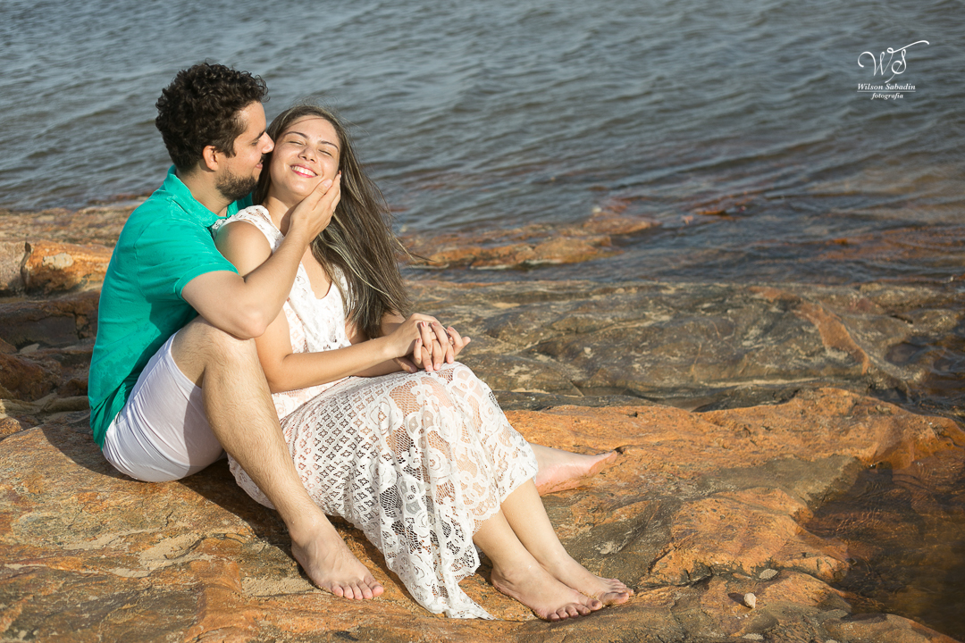 os noivos namorando encima das pedras