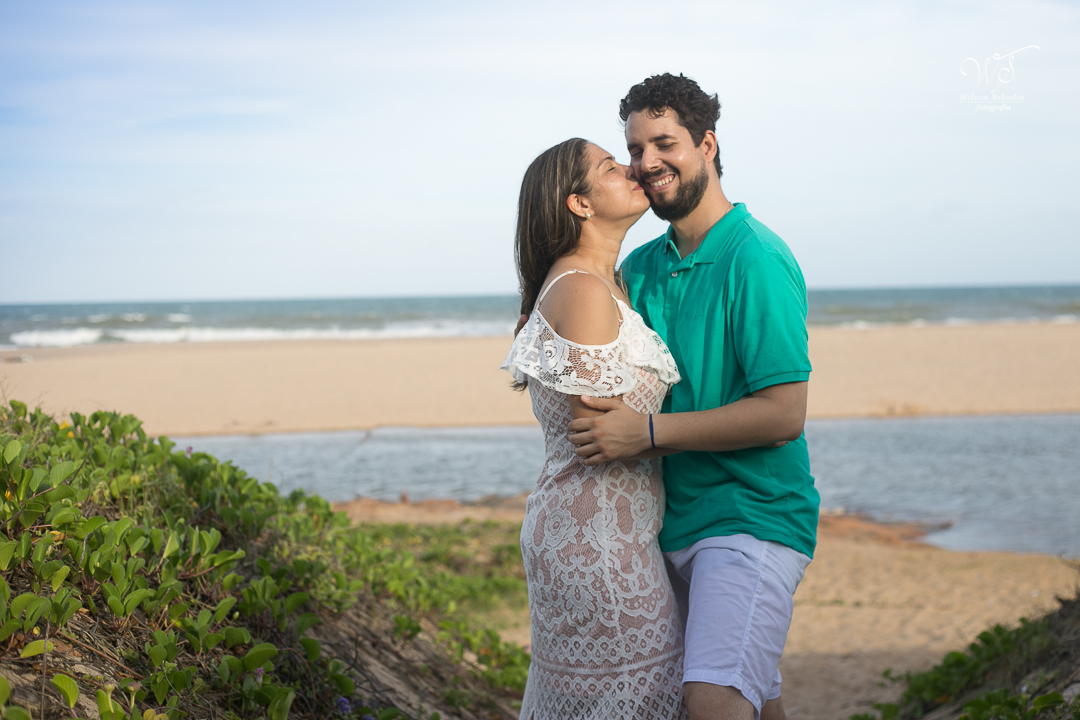 os noivos entre o rio e mar em imbassai bahia