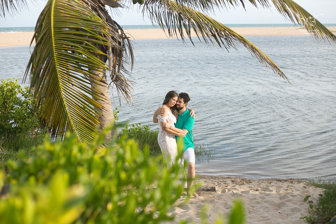 os noivos namorando embaixo do coqueiro