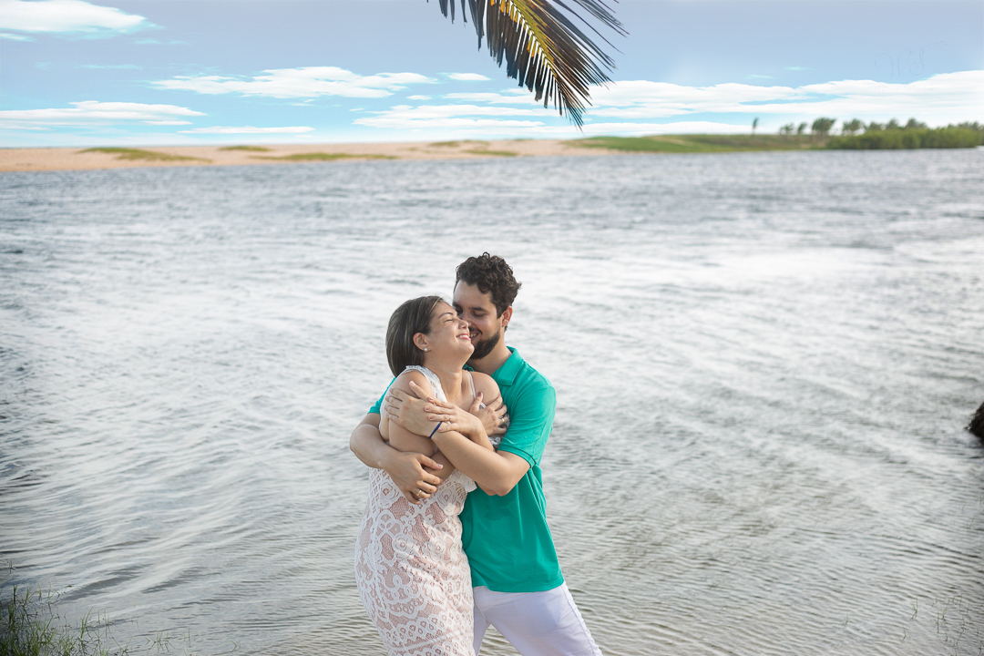 casal namorando no rio de imbassai bahia