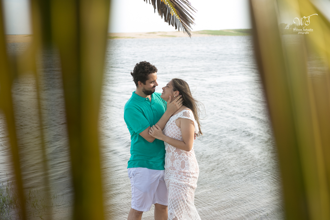 casal entre as folhas do coqueiro