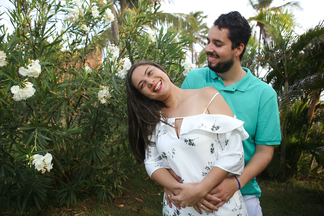 os noivos nos jardins da pousada 
