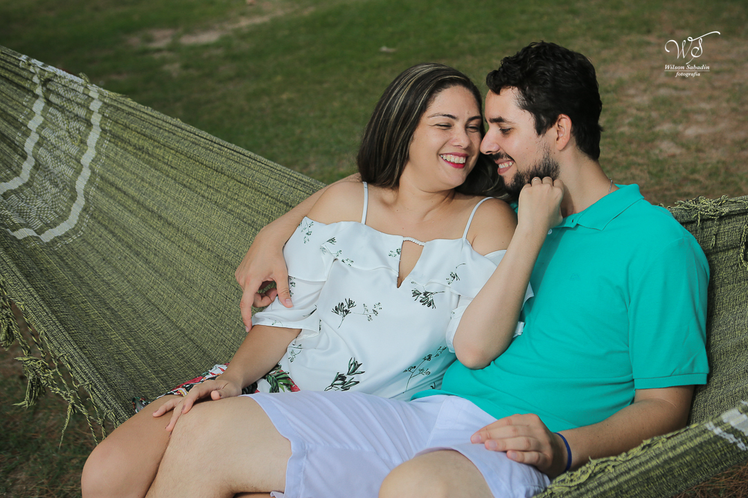 os noivos descansando  na rede