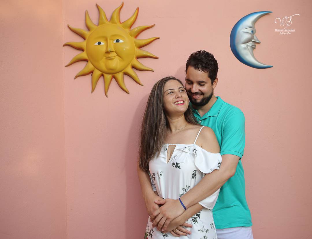 entre o sol e a lua e a parede cor de rosa da pousada