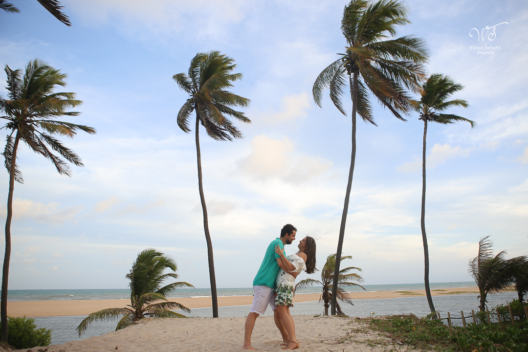 namorando entre os coqueiros