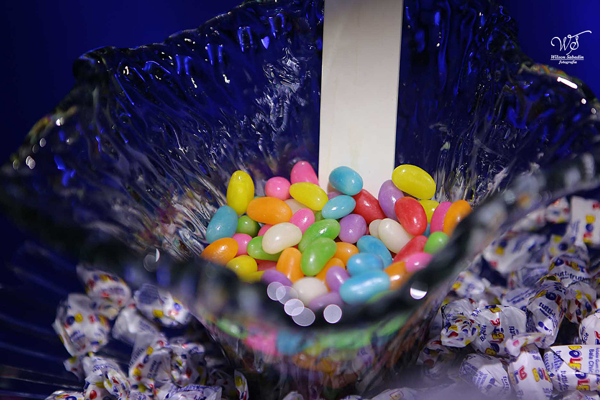 fotografia de 15 anos confetes da debutante apreciando o entardecer sob a ponte