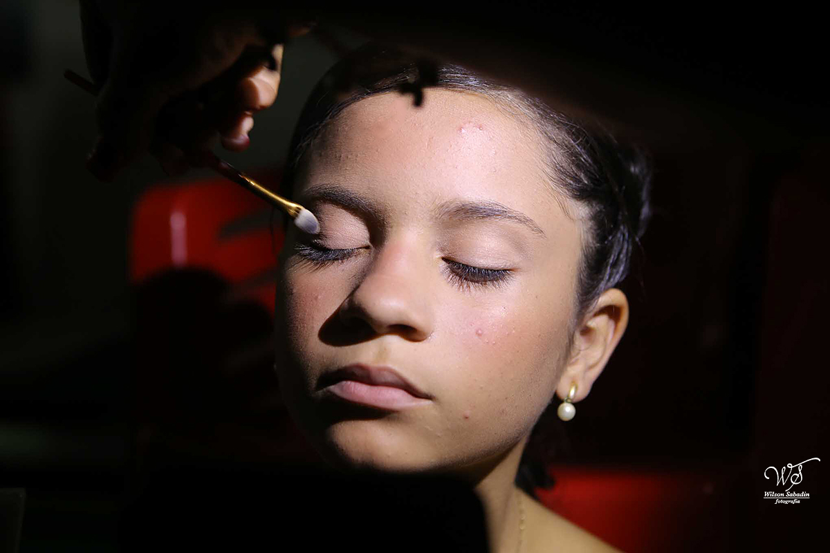 fotografia de 15 anos a debutante apreciando o entardecer sob a ponte no making off