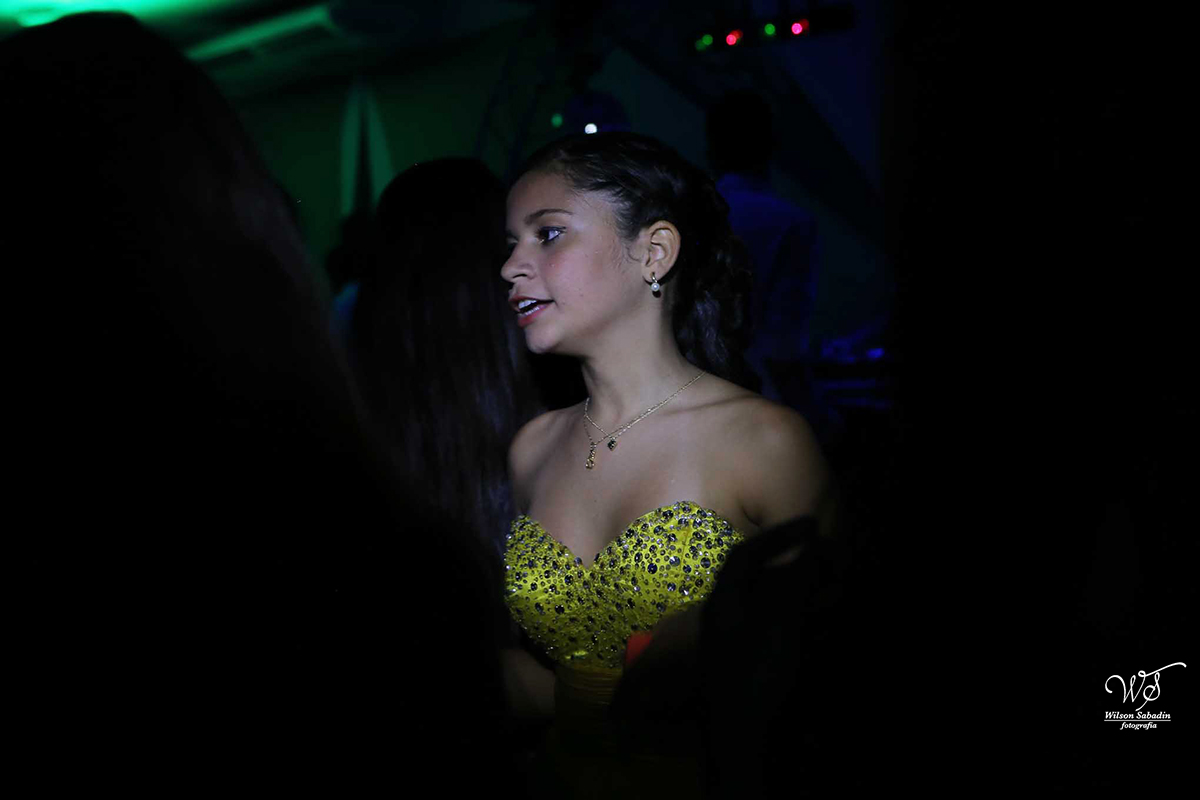 fotografia de 15 anos a debutante  com o rosto virado