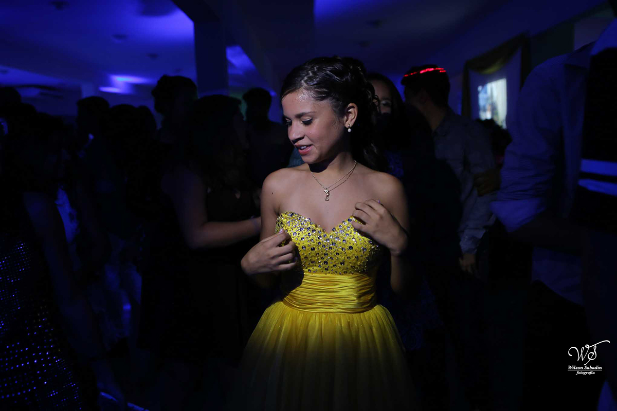 fotografia de 15 anos a debutante na pista de dança