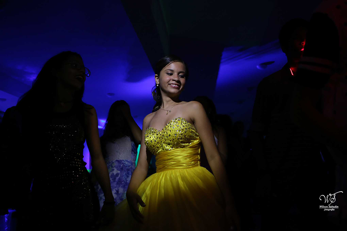 fotografia de 15 anos a debutante dançando