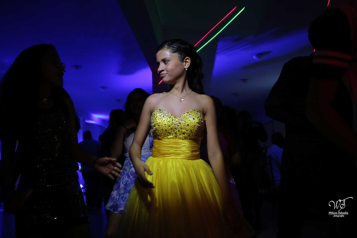 fotografia de 15 anos a debutante dançando na boate