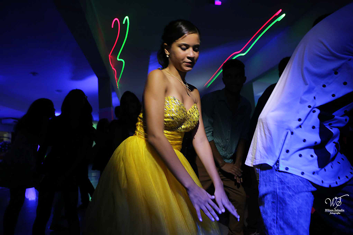 fotografia de 15 anos a debutante com as mãos no joelho