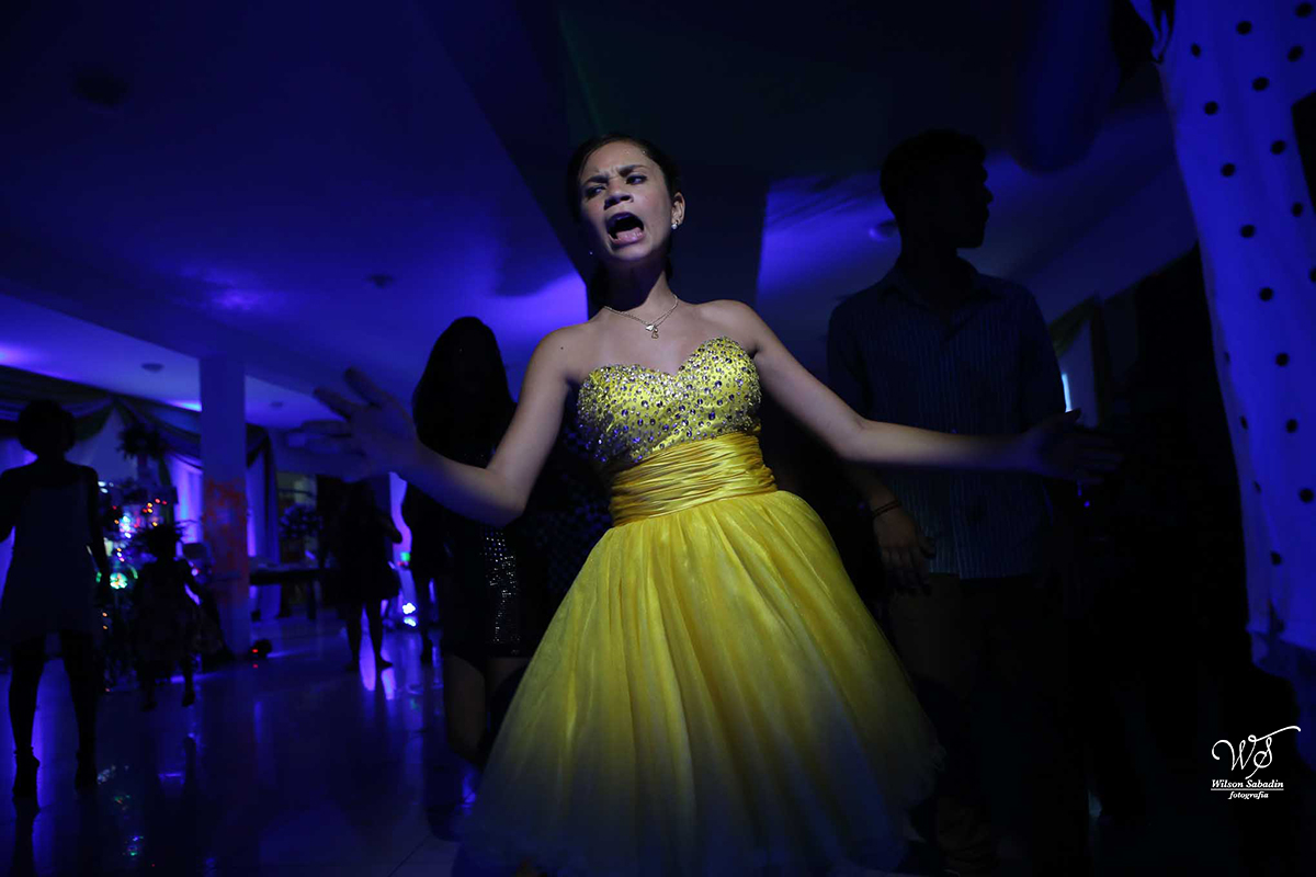 fotografia de 15 anos a debutante gritando e dançando