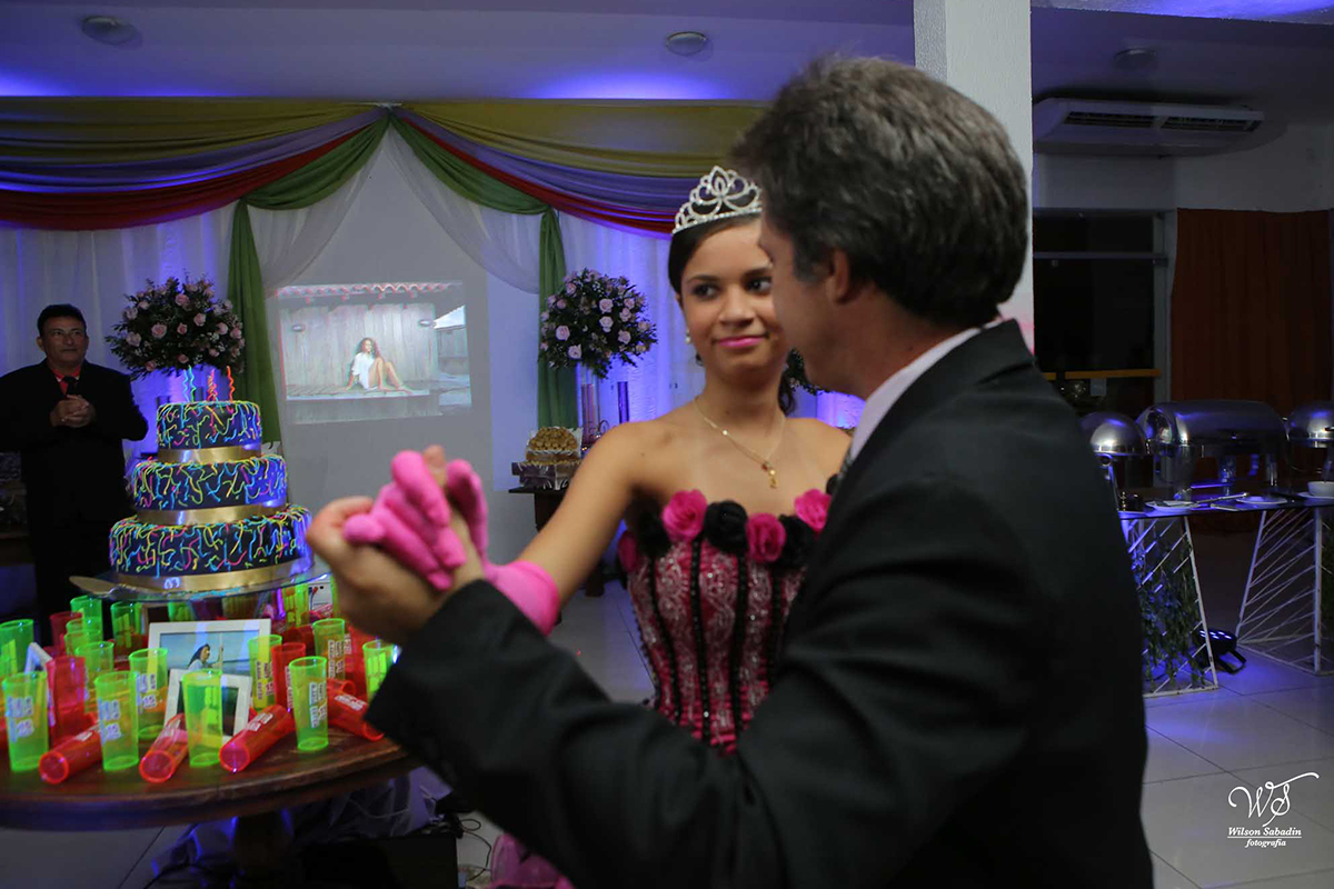 fotografia de 15 anos a debutante dançando a valsa com o pai