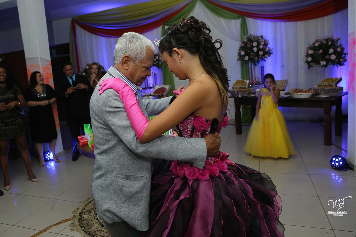 fotografia de 15 anos a debutante dançando com o avô a valsa