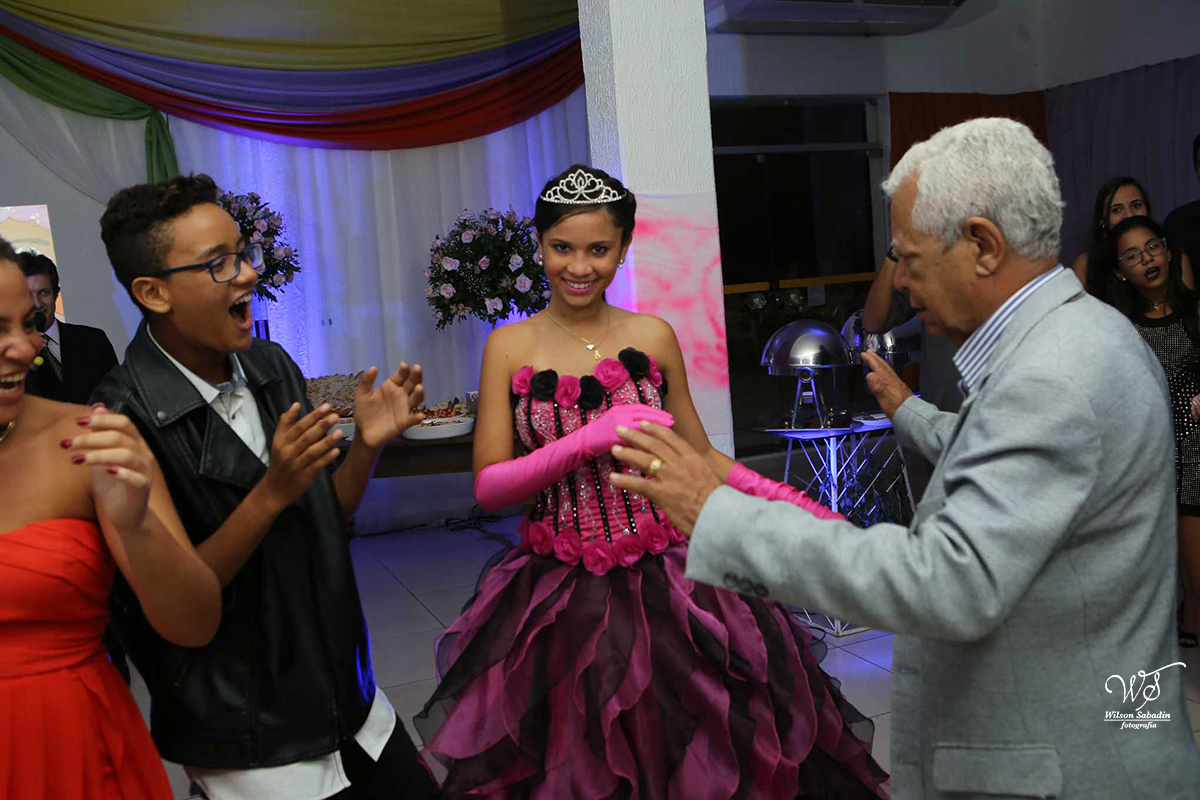 fotografia de 15 anos a debutante na valsa com o avô