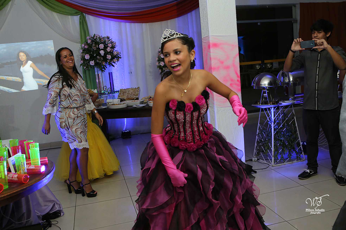 fotografia de 15 anos a debutante dançando sua coreografia