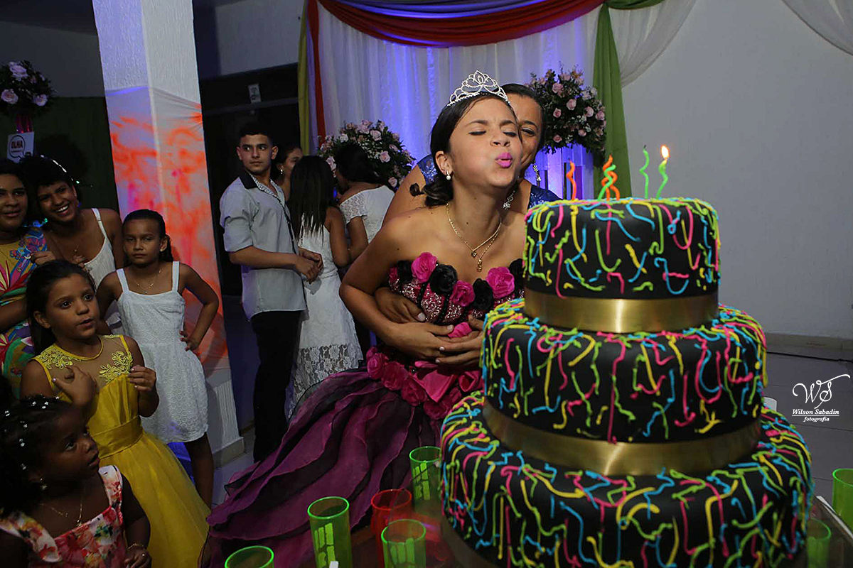 fotografia de 15 anos a debutante apagando as velas