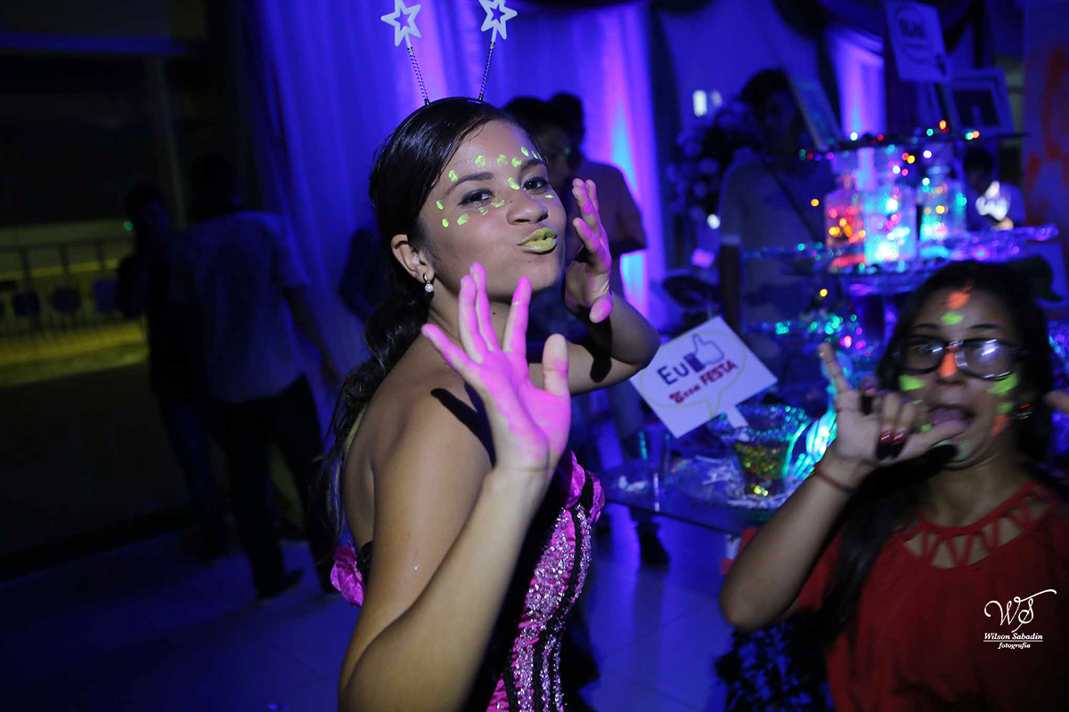 fotografia de 15 anos a debutante dançando axé com os amigos