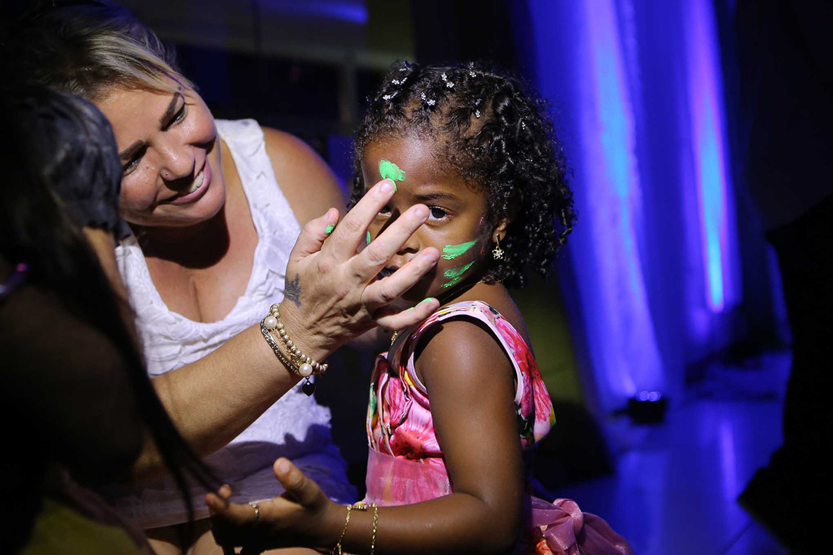 fotografia de 15 anos a debutante e sua convidada mirim sendo pintada
