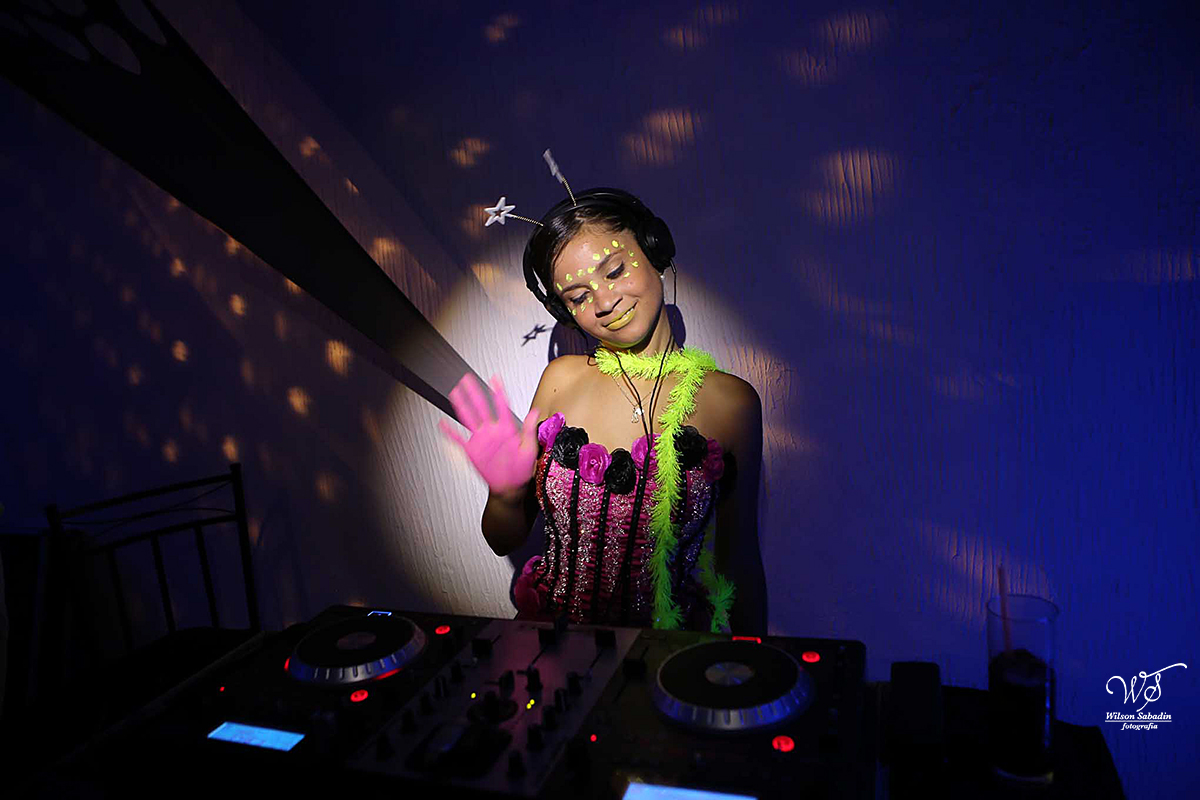 fotografia de 15 anos a debutante no lugar do DJ