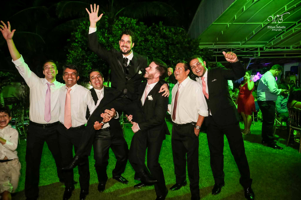 o noivo com os padrinhos