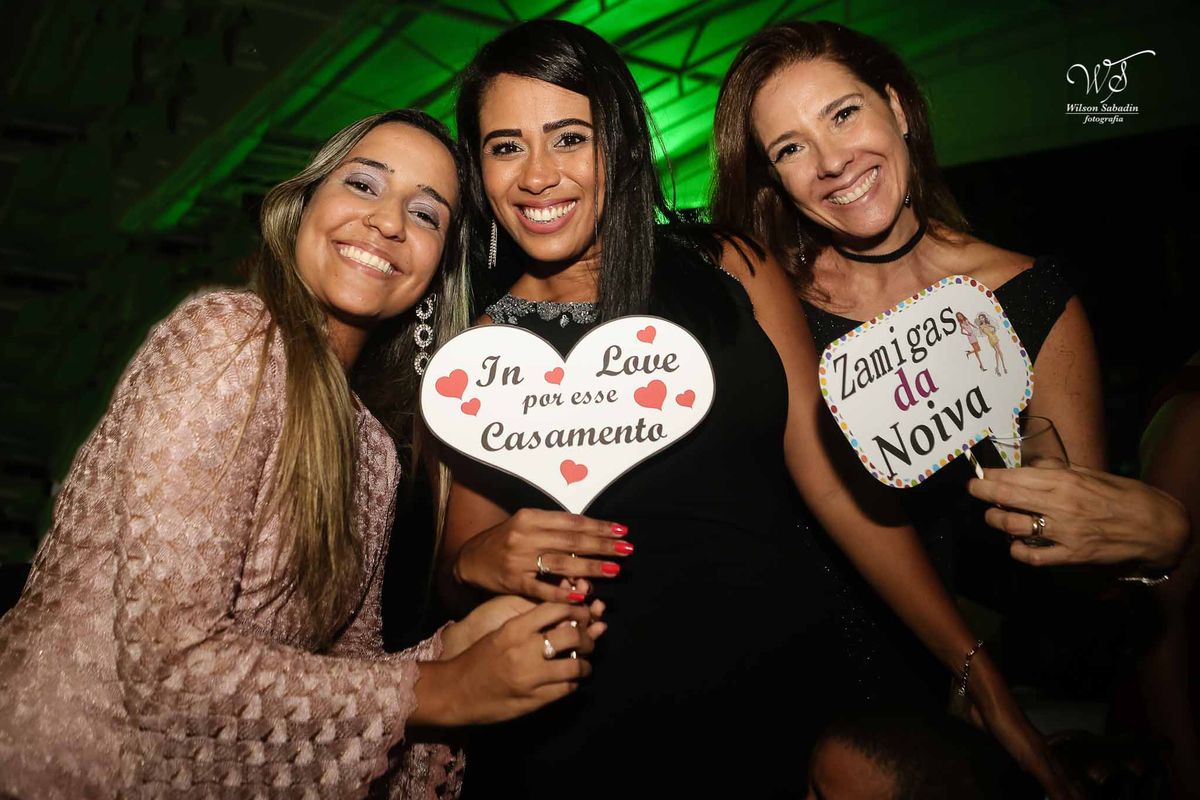 as convidadas dos noivos comemorando