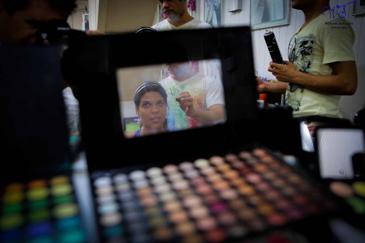 fotografia de casamento, noivos, noiva, noivo, fotografia de noivos, vestido de noiva, sapato, perfume, cabelo, véu, brinco, cruxifixo, pai, mãe, padrinhos, padre, igreja, cerimonia, festa, salão de beleza, maquiagem, buquê, avó, buffê, bolo, convidados, 