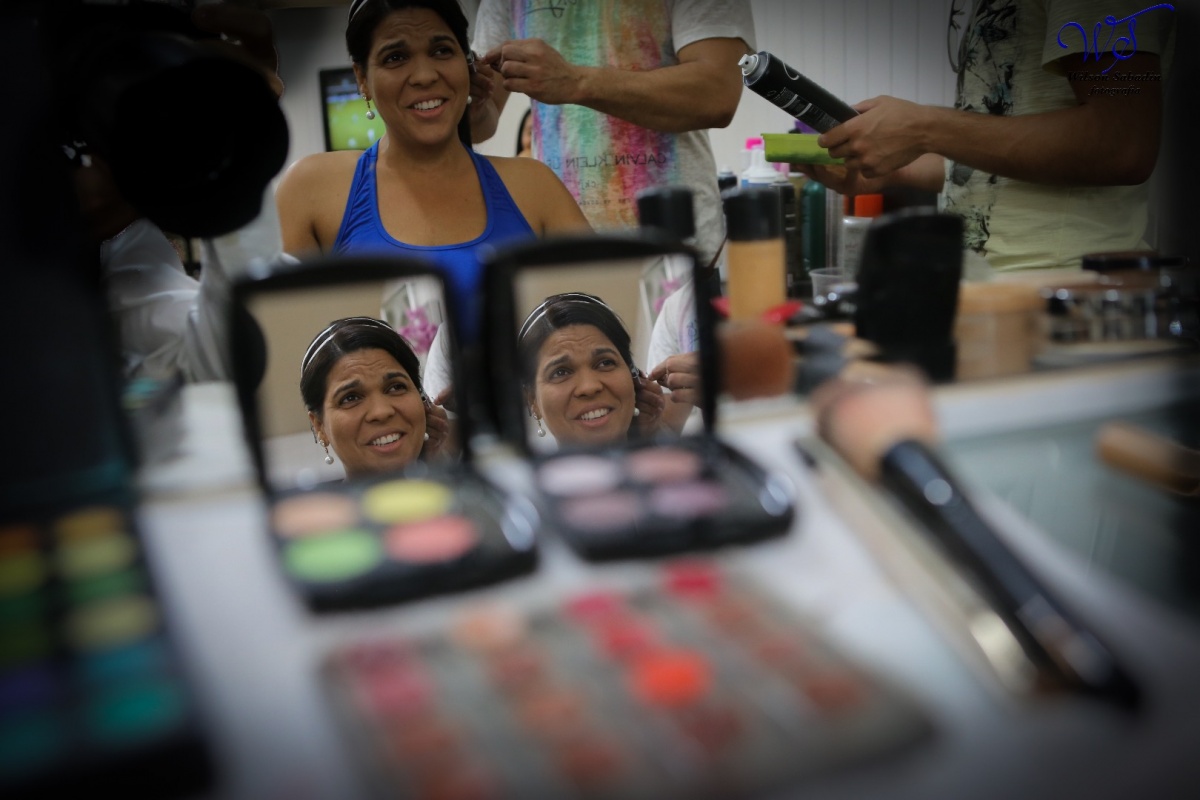 fotografia de casamento, noivos, noiva, noivo, fotografia de noivos, vestido de noiva, sapato, perfume, cabelo, véu, brinco, cruxifixo, pai, mãe, padrinhos, padre, igreja, cerimonia, festa, salão de beleza, maquiagem, buquê, avó, buffê, bolo, convidados, 