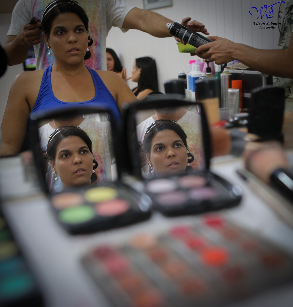 fotografia de casamento, noivos, noiva, noivo, fotografia de noivos, vestido de noiva, sapato, perfume, cabelo, véu, brinco, cruxifixo, pai, mãe, padrinhos, padre, igreja, cerimonia, festa, salão de beleza, maquiagem, buquê, avó, buffê, bolo, convidados, 