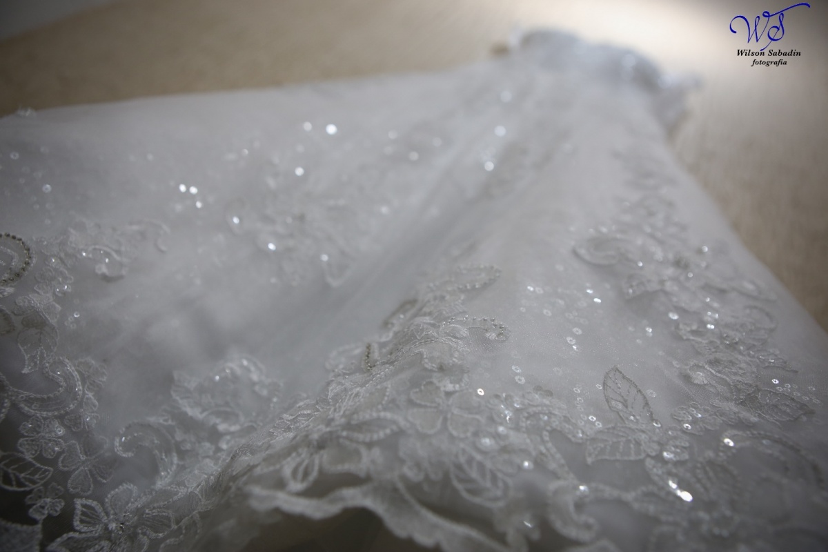 fotografia de casamento, noivos, noiva, noivo, fotografia de noivos, vestido de noiva, sapato, perfume, cabelo, véu, brinco, cruxifixo, pai, mãe, padrinhos, padre, igreja, cerimonia, festa, salão de beleza, maquiagem, buquê, avó, buffê, bolo, convidados, 