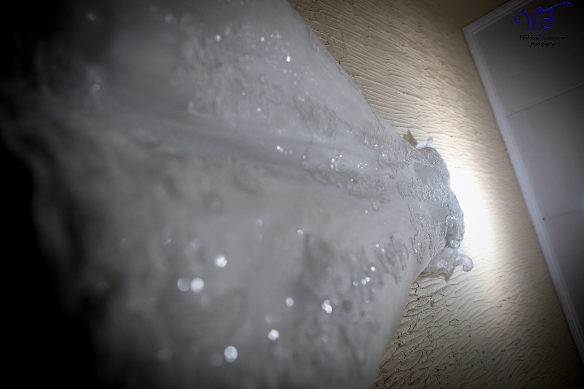 fotografia de casamento, noivos, noiva, noivo, fotografia de noivos, vestido de noiva, sapato, perfume, cabelo, véu, brinco, cruxifixo, pai, mãe, padrinhos, padre, igreja, cerimonia, festa, salão de beleza, maquiagem, buquê, avó, buffê, bolo, convidados, 