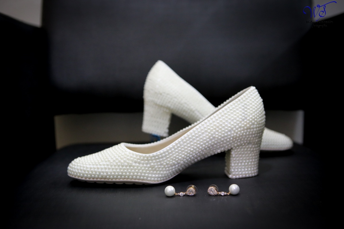 fotografia de casamento, noivos, noiva, noivo, fotografia de noivos, vestido de noiva, sapato, perfume, cabelo, véu, brinco, cruxifixo, pai, mãe, padrinhos, padre, igreja, cerimonia, festa, salão de beleza, maquiagem, buquê, avó, buffê, bolo, convidados, 