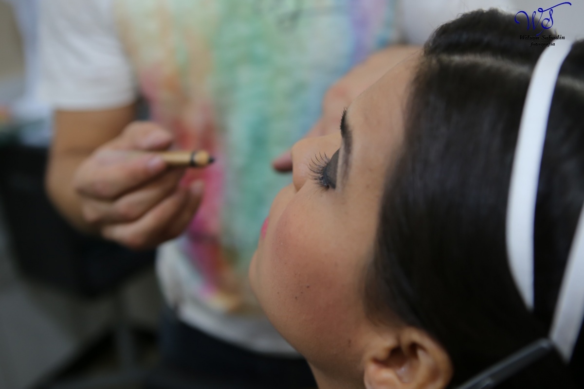 fotografia de casamento, noivos, noiva, noivo, fotografia de noivos, vestido de noiva, sapato, perfume, cabelo, véu, brinco, crucifixo, pai, mãe, padrinhos, padre, igreja, cerimonia, festa, salão de beleza, maquiagem, buquê, avó, buffê, bolo, convidados, 