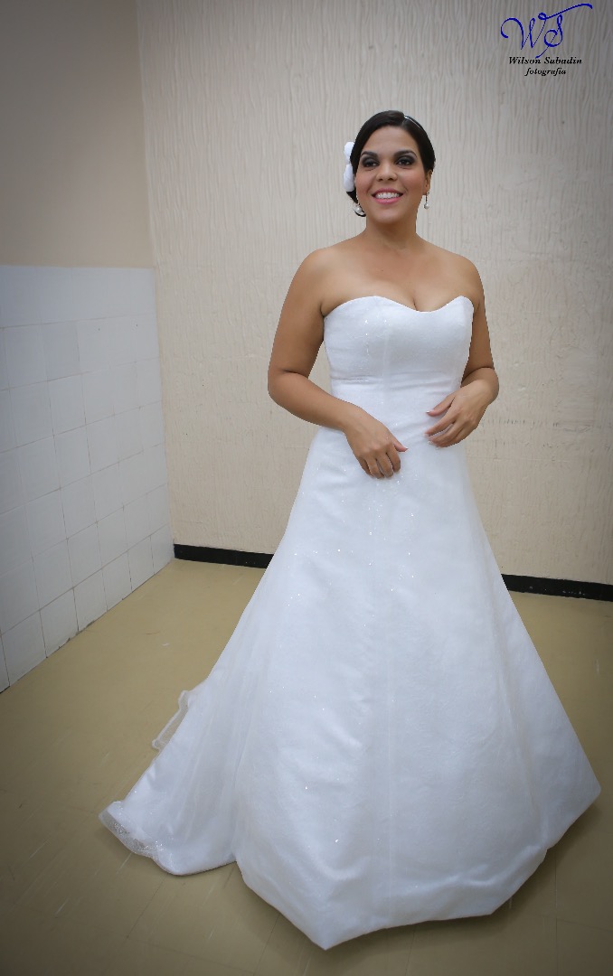 fotografia de casamento, noivos, noiva, noivo, fotografia de noivos, vestido de noiva, sapato, perfume, cabelo, véu, brinco, crucifixo, pai, mãe, padrinhos, padre, igreja, cerimonia, festa, salão de beleza, maquiagem, buquê, avó, buffê, bolo, convidados, 