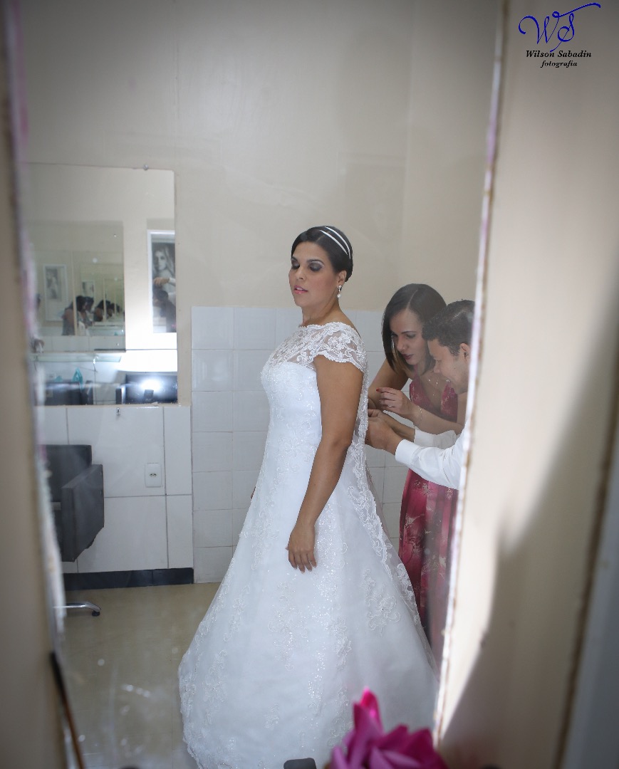 fotografia de casamento, noivos, noiva, noivo, fotografia de noivos, vestido de noiva, sapato, perfume, cabelo, véu, brinco, crucifixo, pai, mãe, padrinhos, padre, igreja, cerimonia, festa, salão de beleza, maquiagem, buquê, avó, buffê, bolo, convidados, 